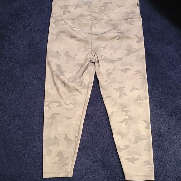 GAP  Light Gray Camouflage Leggings Capri Sz Large - Picture 6 of 10